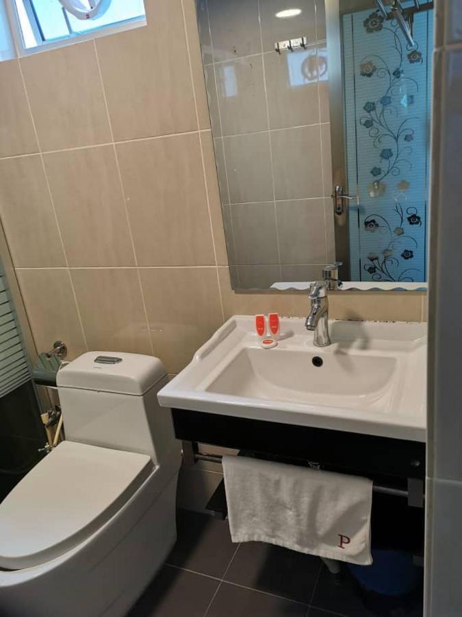 Palace Inn Miri Esterno foto