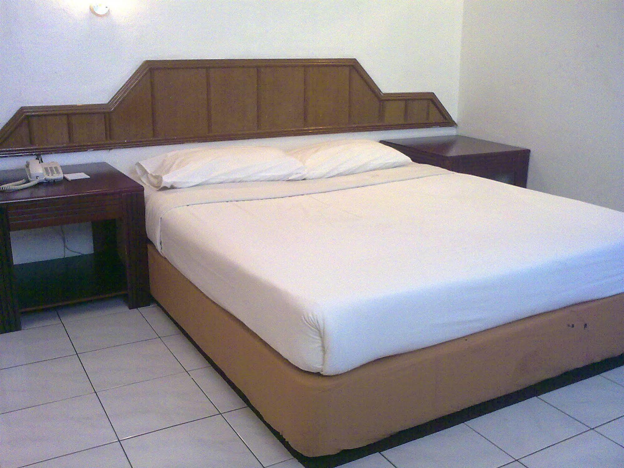 Palace Inn Miri Esterno foto